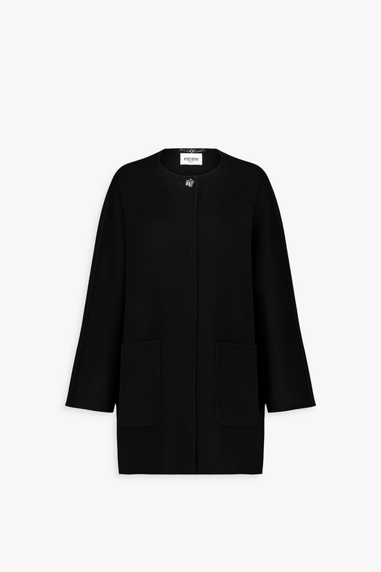 Manteau droit noir en laine et cachemire avec boutons bijoux et poches plaquées.