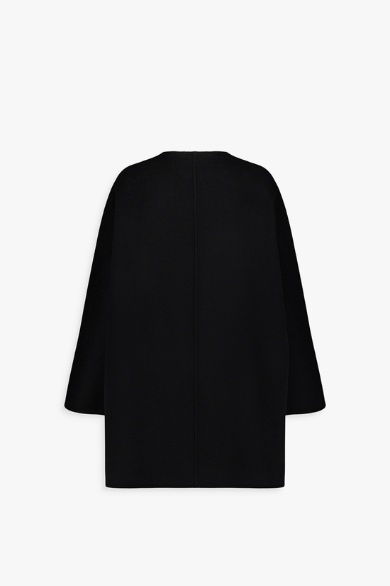 Dos du manteau noir, coupe droite et tombé structuré.