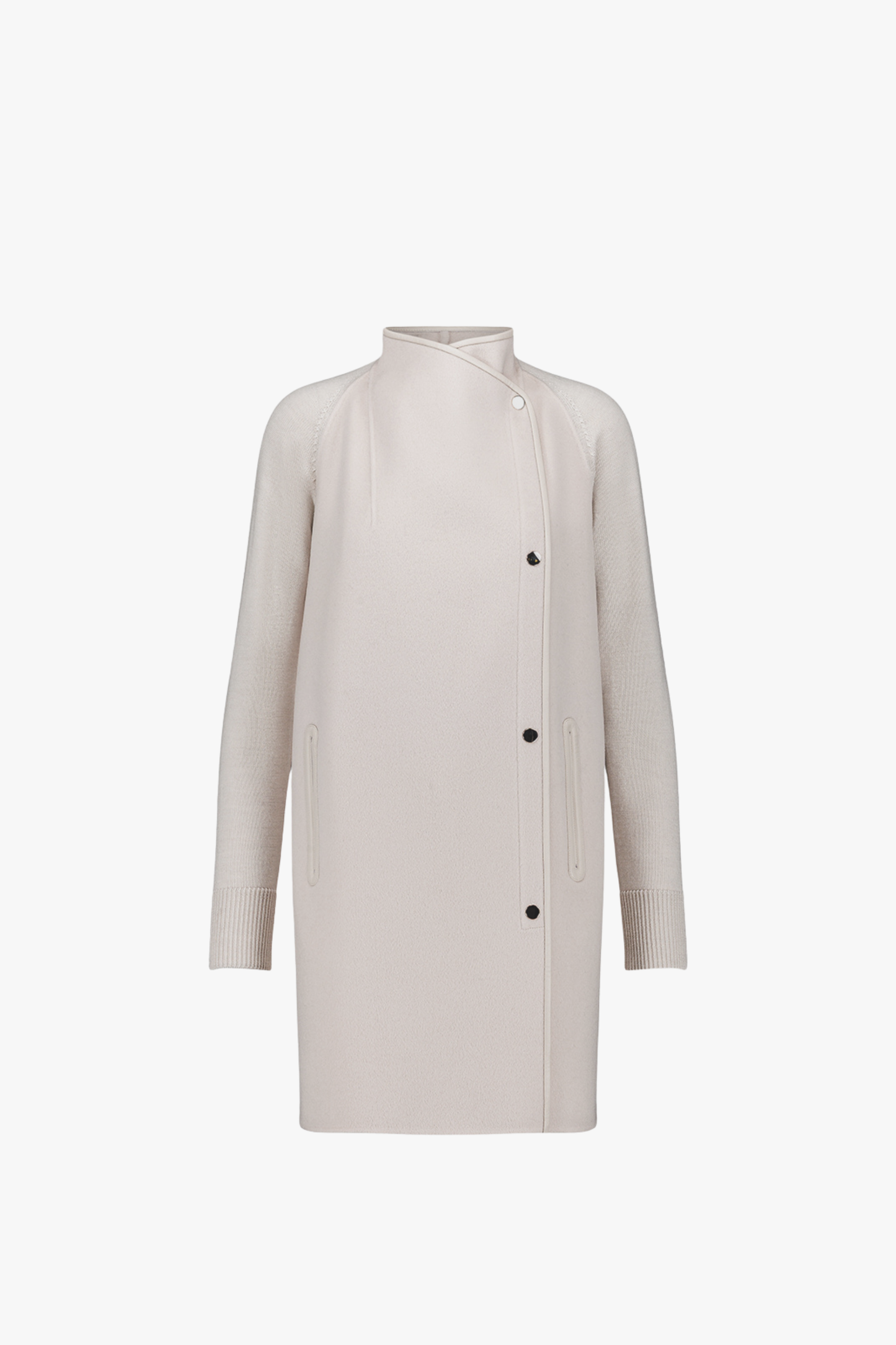 Double face avec patte en cuir brodé.