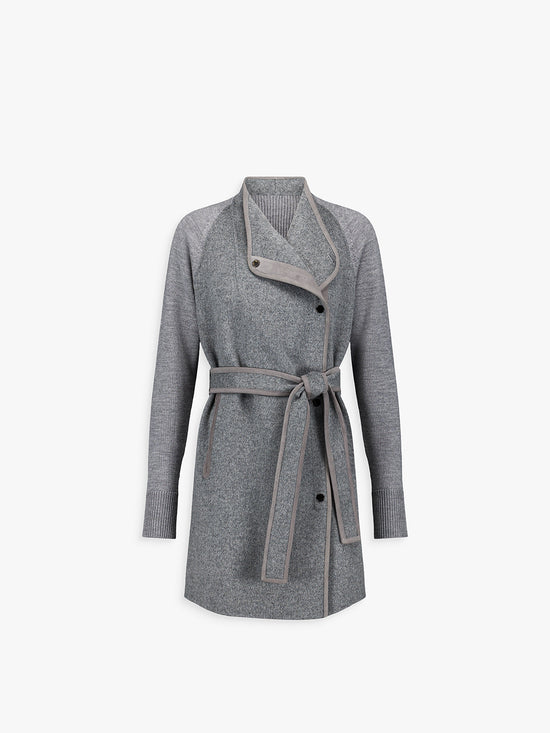 Manteau gris moyen en laine et cachemire, devant en double face et finitions en cuir brodé.