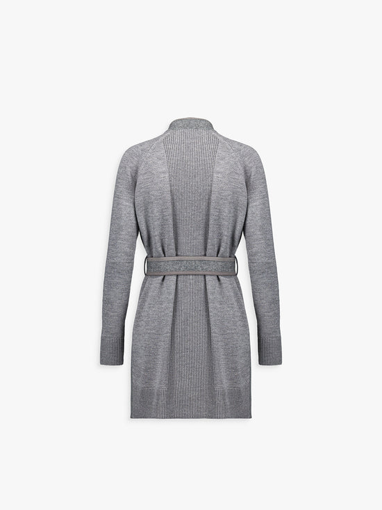 Dos du manteau gris moyen en maille, coupe droite et tombé souple.