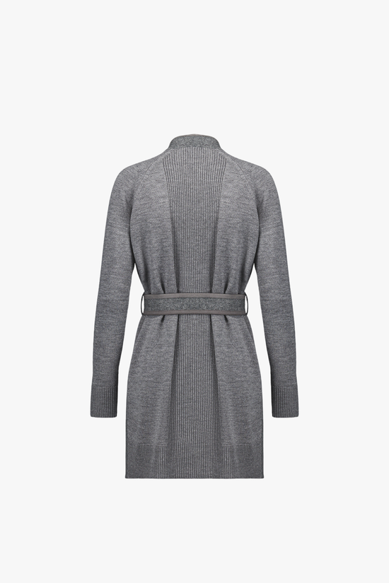 Dos du manteau gris moyen en maille, coupe droite et tombé souple.