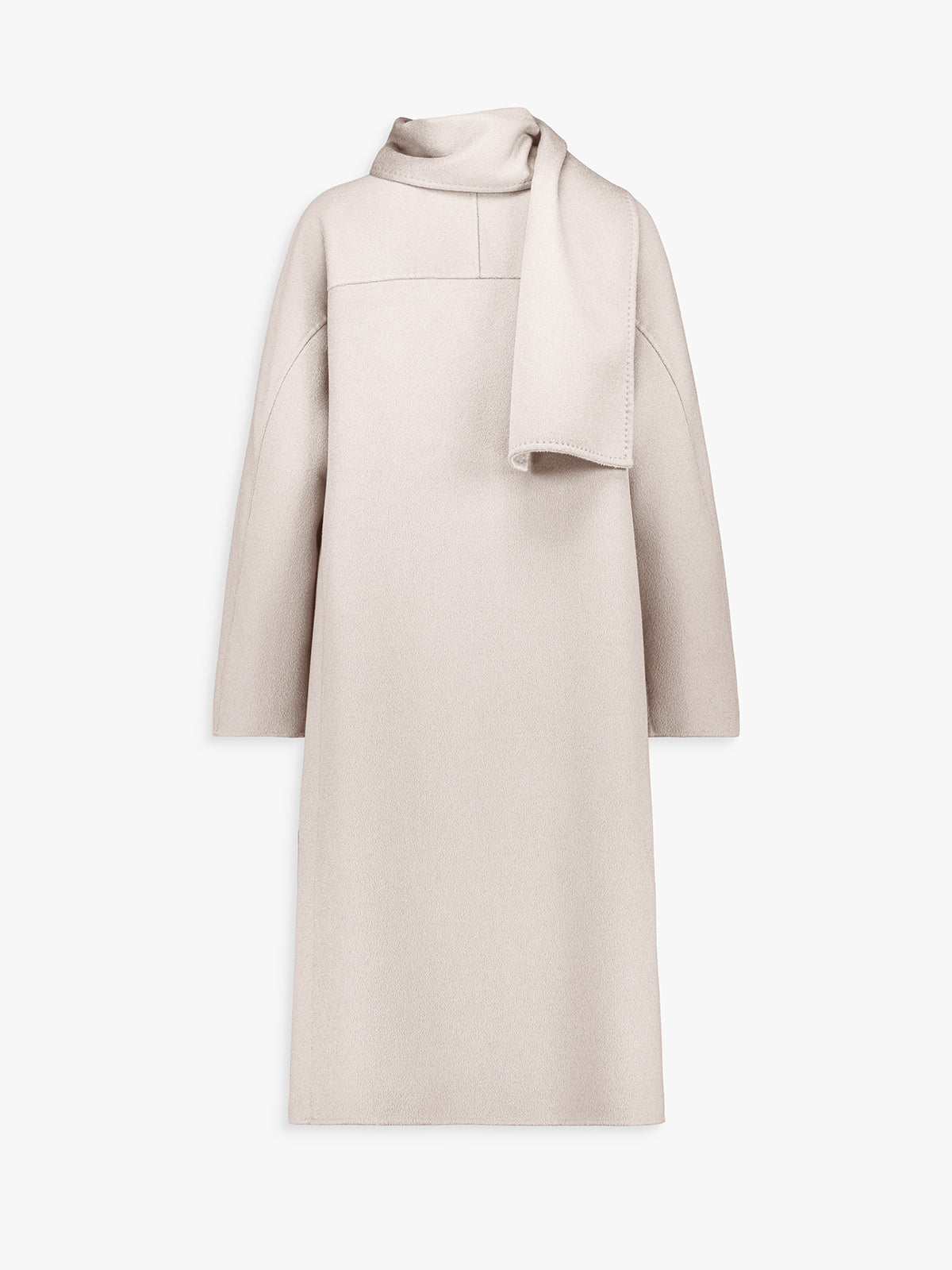 Dos du manteau long, coupe droite et surpiqûres délicates.