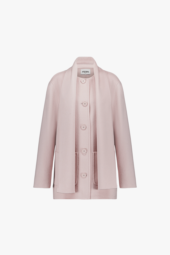 Manteau mi-long en laine et cachemire rose pâle, coupe droite.