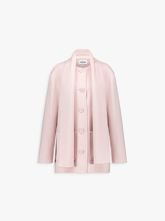 Manteau mi-long en laine et cachemire rose pâle, coupe droite.
