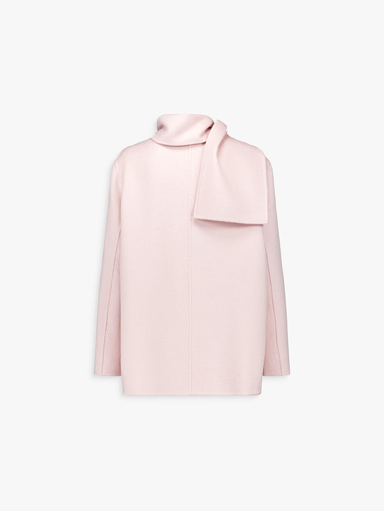 Écharpe intégrée du manteau rose pâle, finition raffinée.
