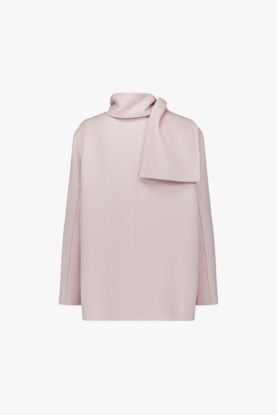 Écharpe intégrée du manteau rose pâle, finition raffinée.