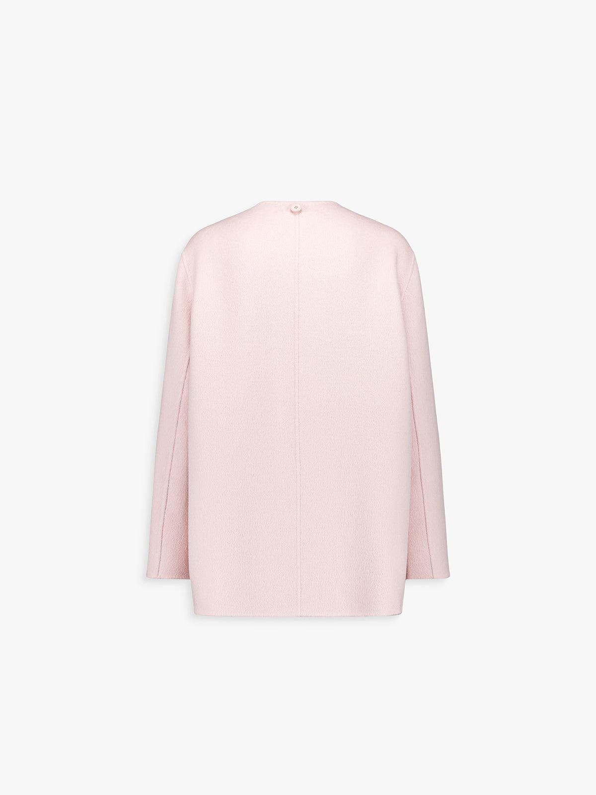 Dos du manteau rose pâle, ligne fluide et épurée.