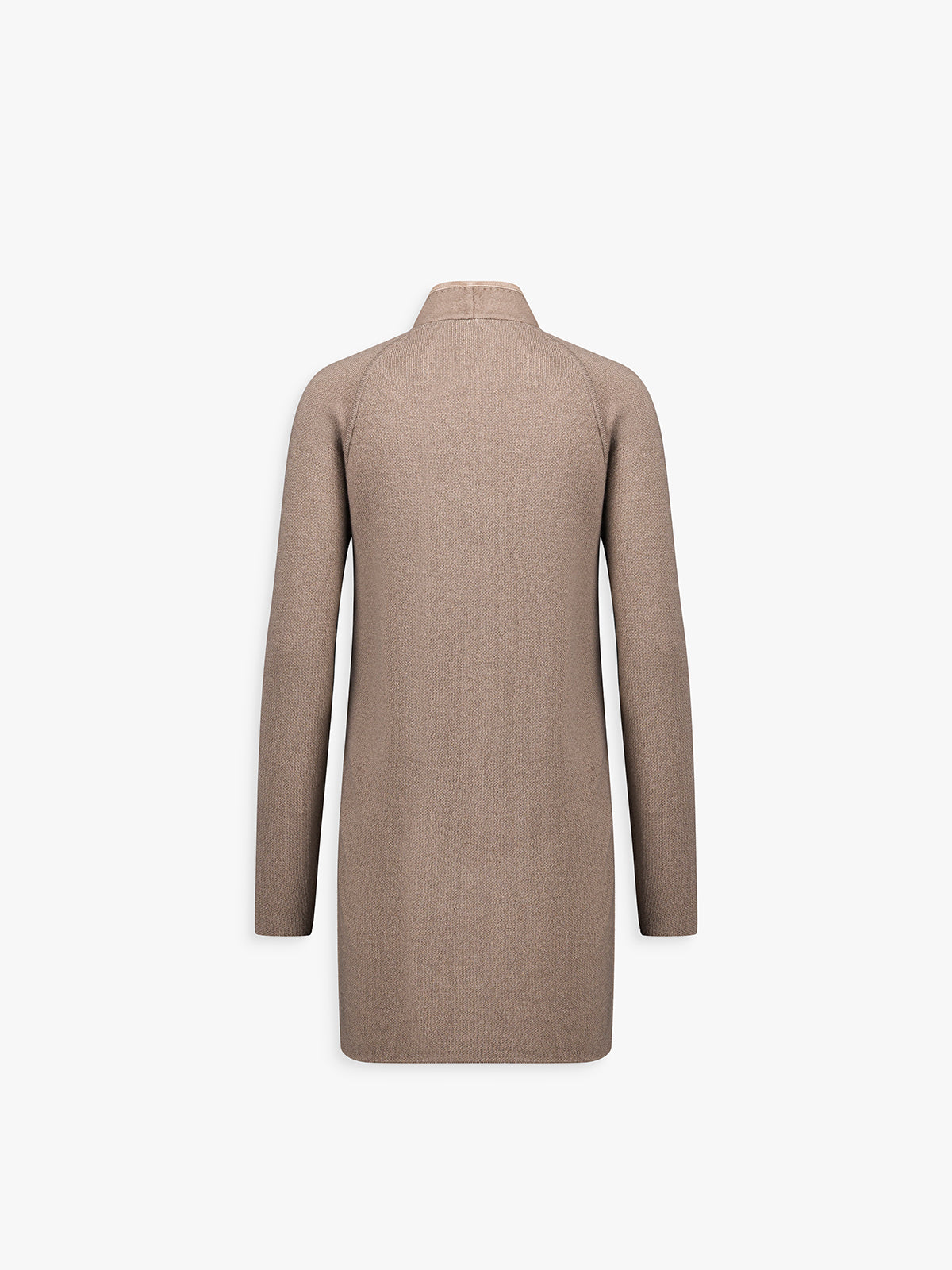 Dos de la tunique taupe, coupe fluide et tombé naturel.