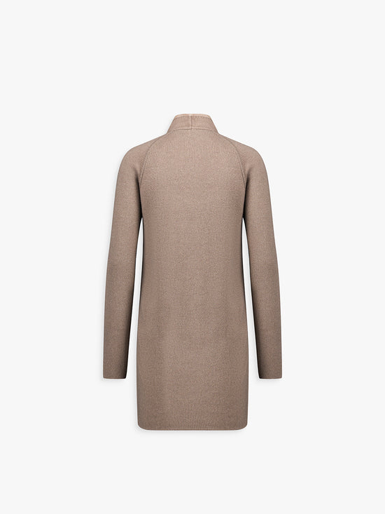 Dos de la tunique taupe, coupe fluide et tombé naturel.
