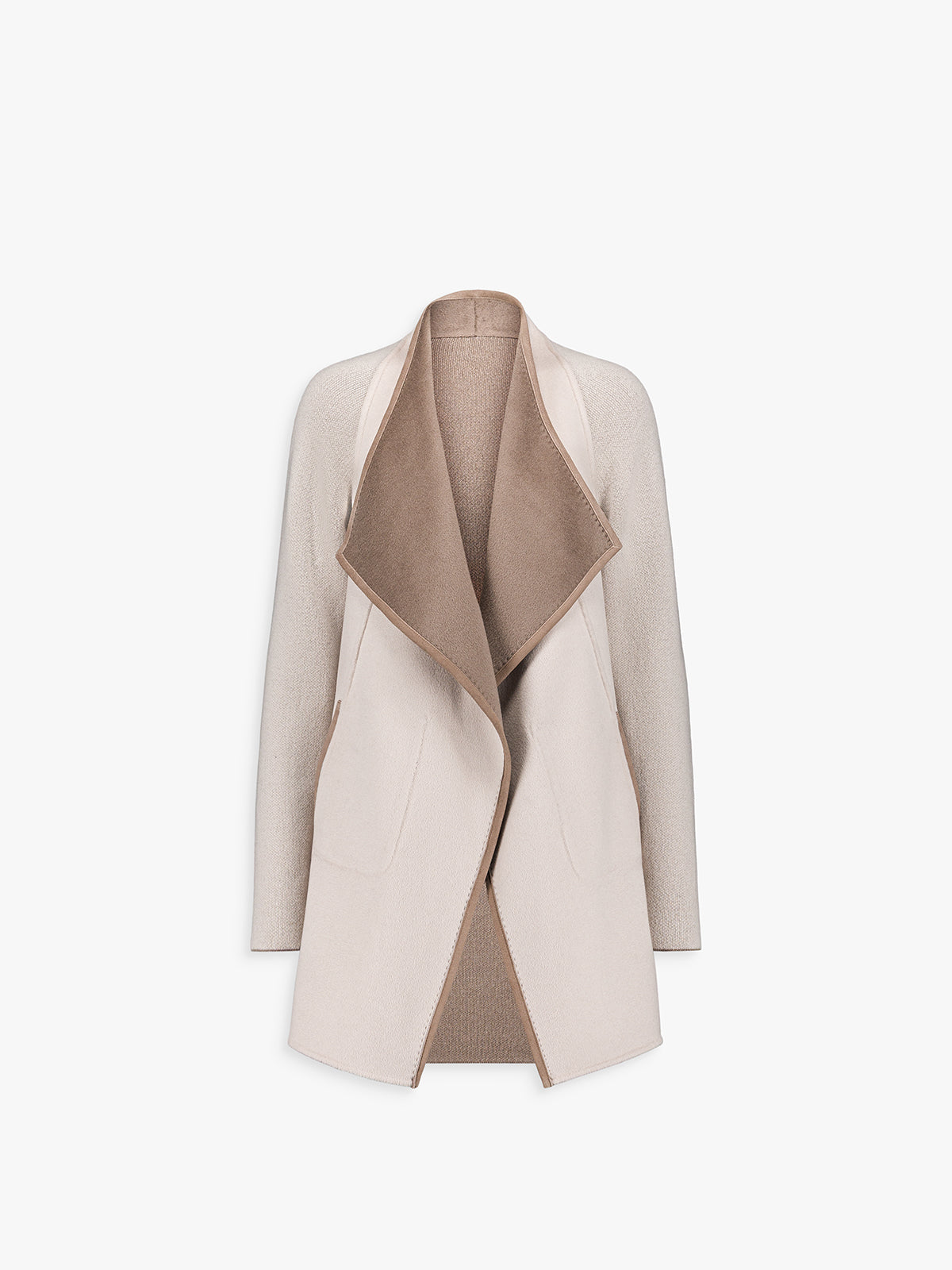 Profil du manteau ample béton et taupe, matière souple et relief subtil.