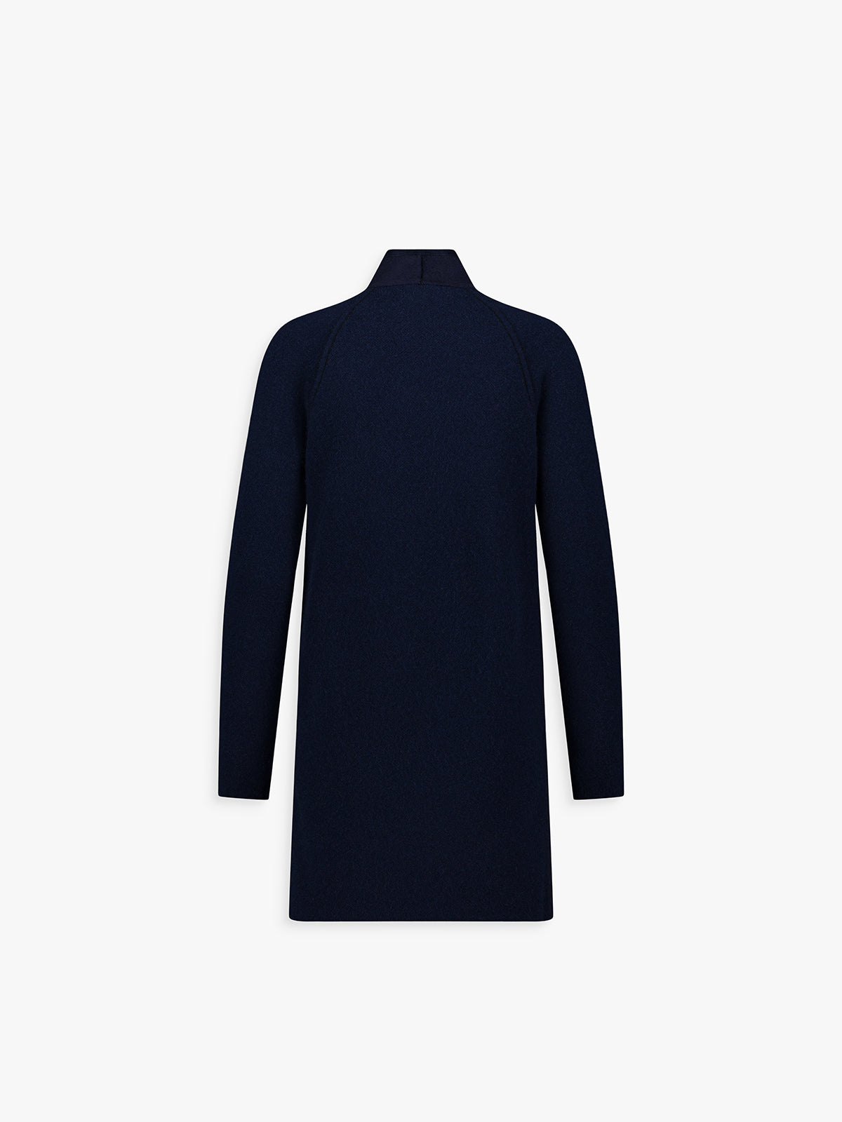 Dos du manteau ample bicolore, lignes souples et tombé fluide.