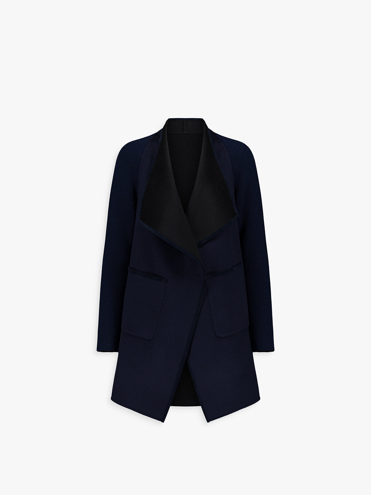 Manteau long bicolore en laine et cachemire, noir et marine, coupe ample.
