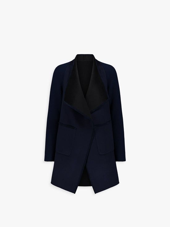 Manteau long bicolore en laine et cachemire, noir et marine, coupe ample.