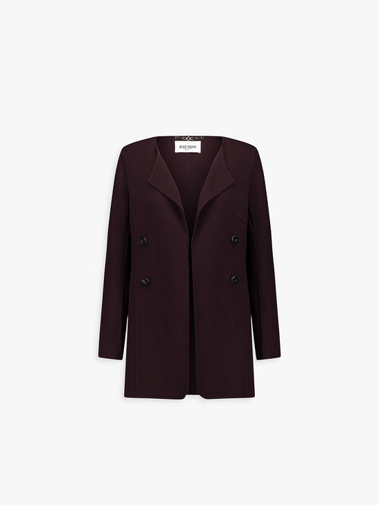 Veste longue grenat en laine, col ample et coupe droite.