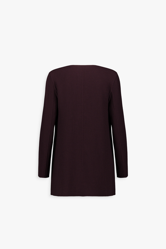 Dos de la veste grenat, tombé fluide et lignes épurées