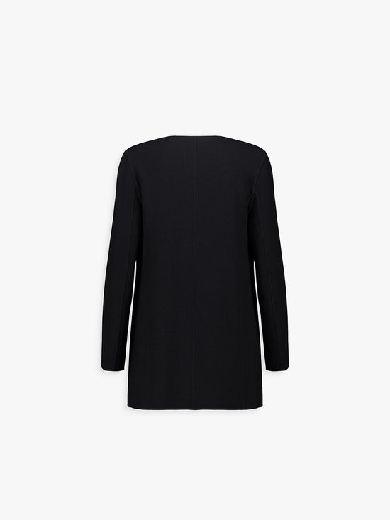 Dos de la veste noire, ligne fluide et tombé naturel.