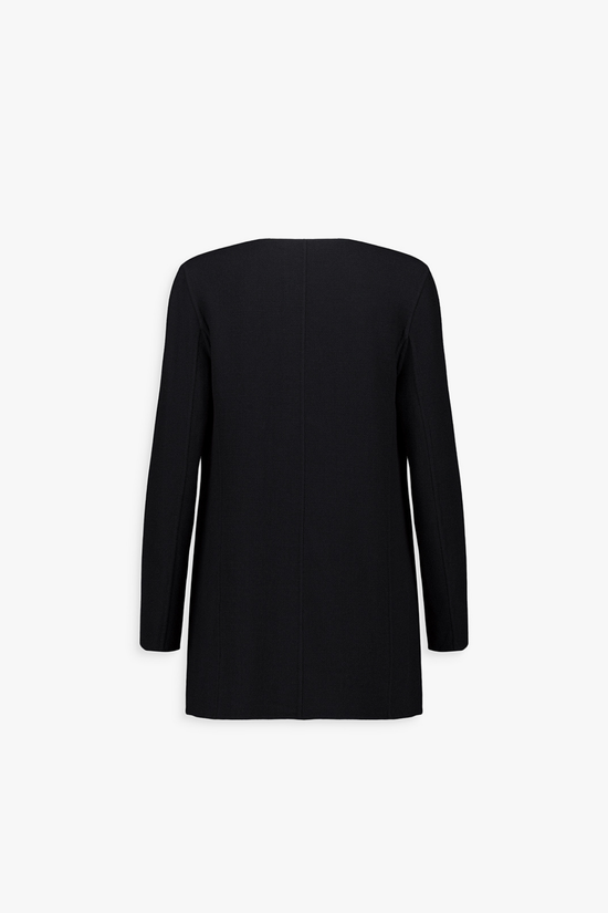 Dos de la veste noire, ligne fluide et tombé naturel.