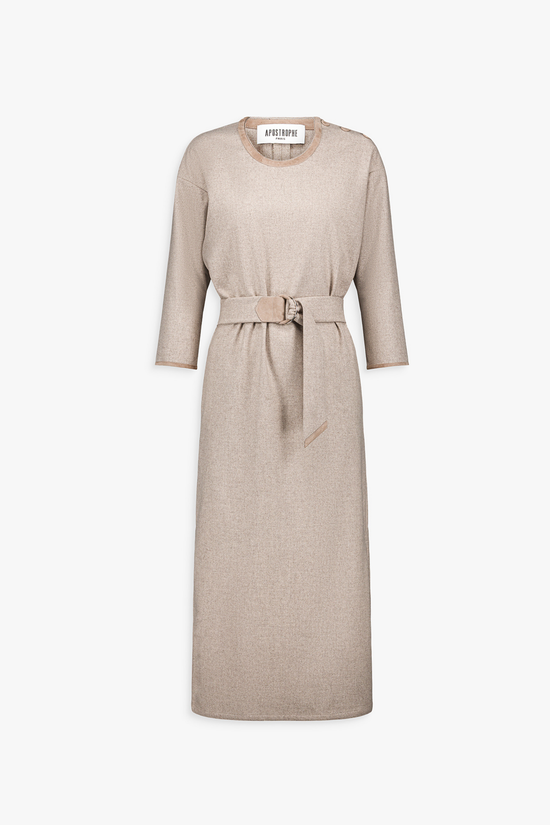 Robe en laine et cachemire taupe, silhouette féminine et élégante.