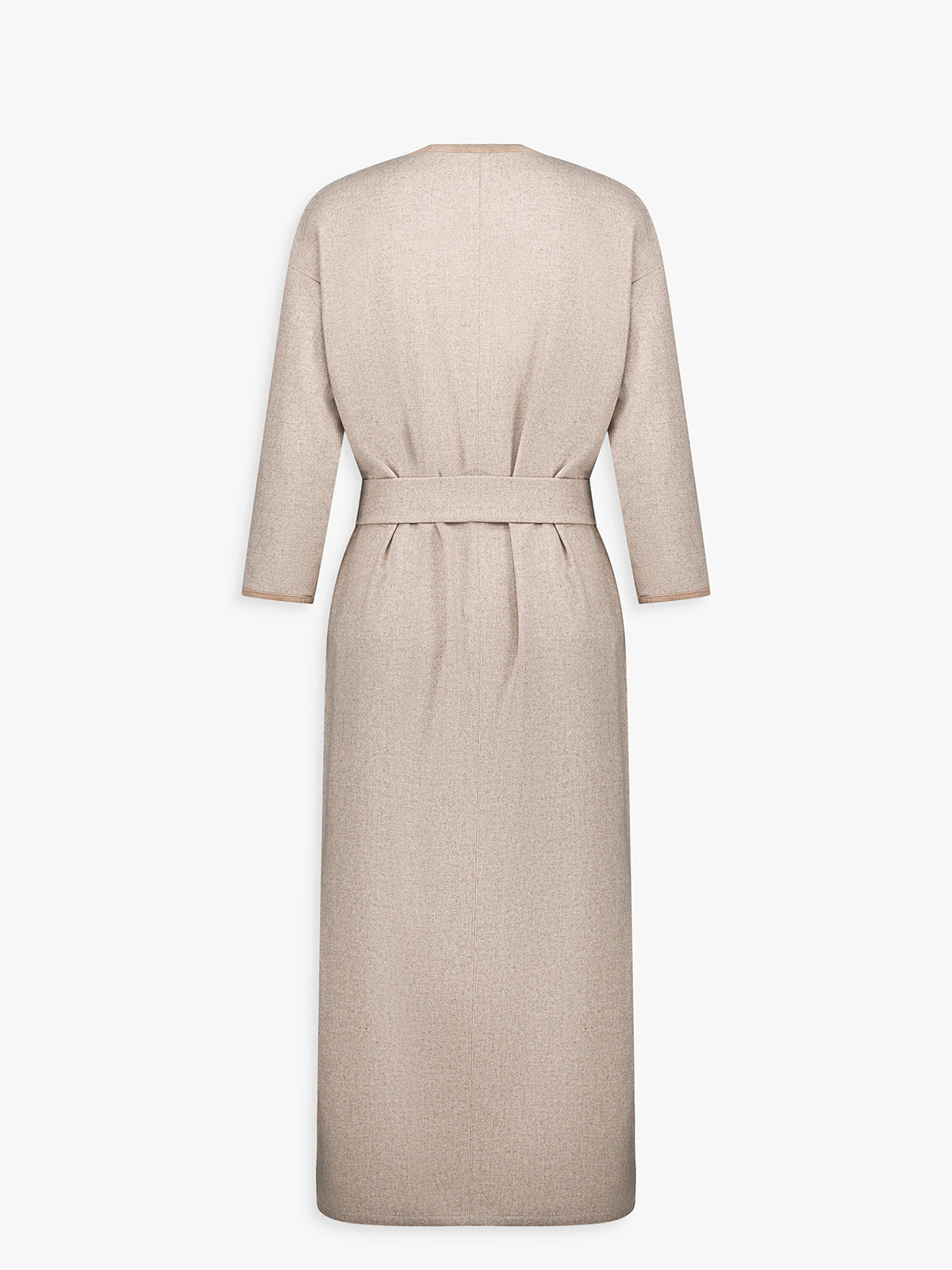 Robe en laine et cachemire taupe, silhouette féminine et élégante.