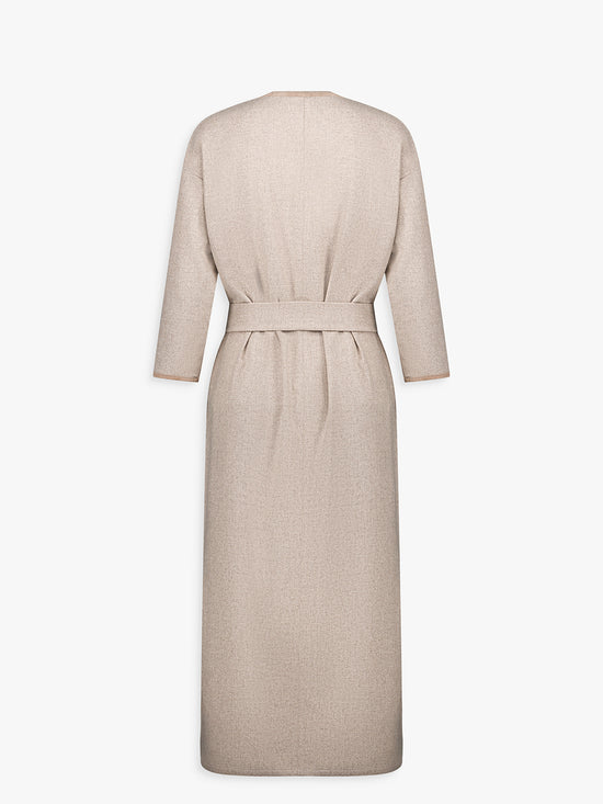 Robe en laine et cachemire taupe, silhouette féminine et élégante.