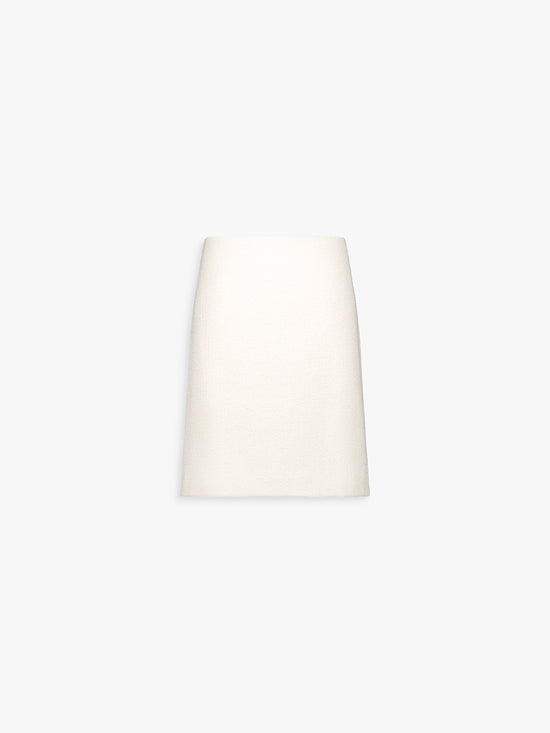 Jupe droite en tweed blanc cassé, ligne structurée et élégante.