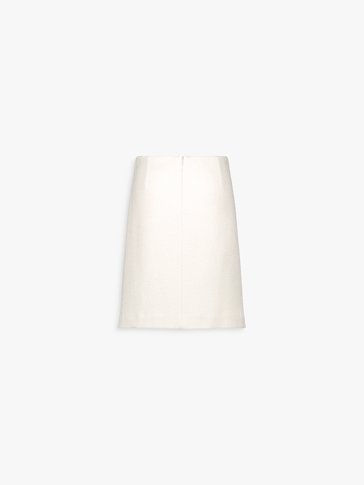 Dos de la jupe en tweed blanc cassé, coupe nette et sobre.