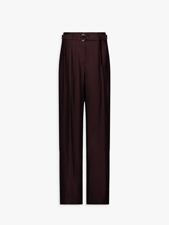 Pantalon droit grenat à taille ceinturée et plis raffinés.