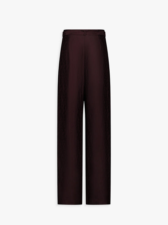 Dos du pantalon marine, ligne fluide et tombé structuré.