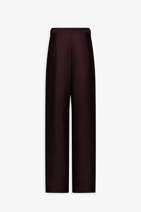 Pantalon droit grenat à taille ceinturée et plis raffinés.