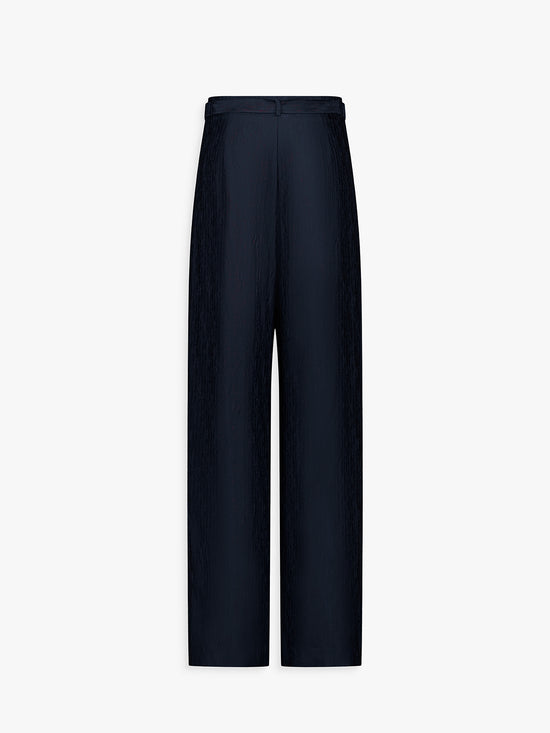 Dos du pantalon marine, ligne fluide et tombé structuré.