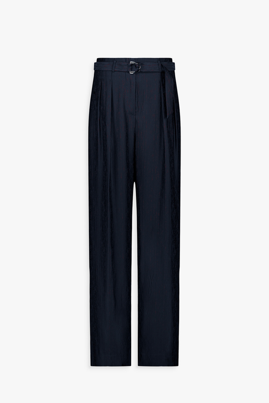 Pantalon droit marine à taille ceinturée et plis raffinés.