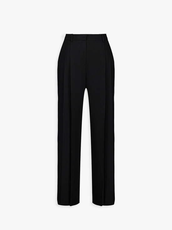 Pantalon noir ample, coupe longue et ligne fluide.