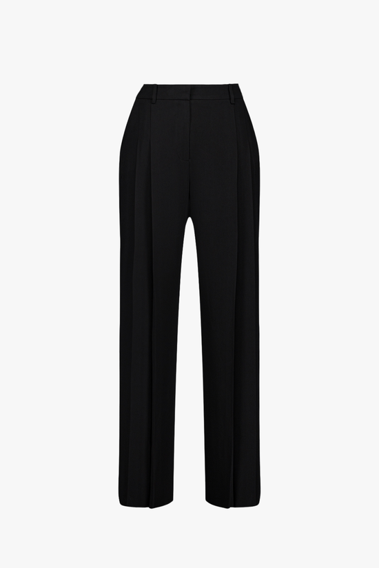 Pantalon noir ample, coupe longue et ligne fluide.