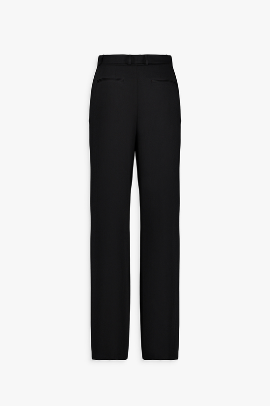 Pantalon ample noir porté, silhouette élégante et équilibrée.