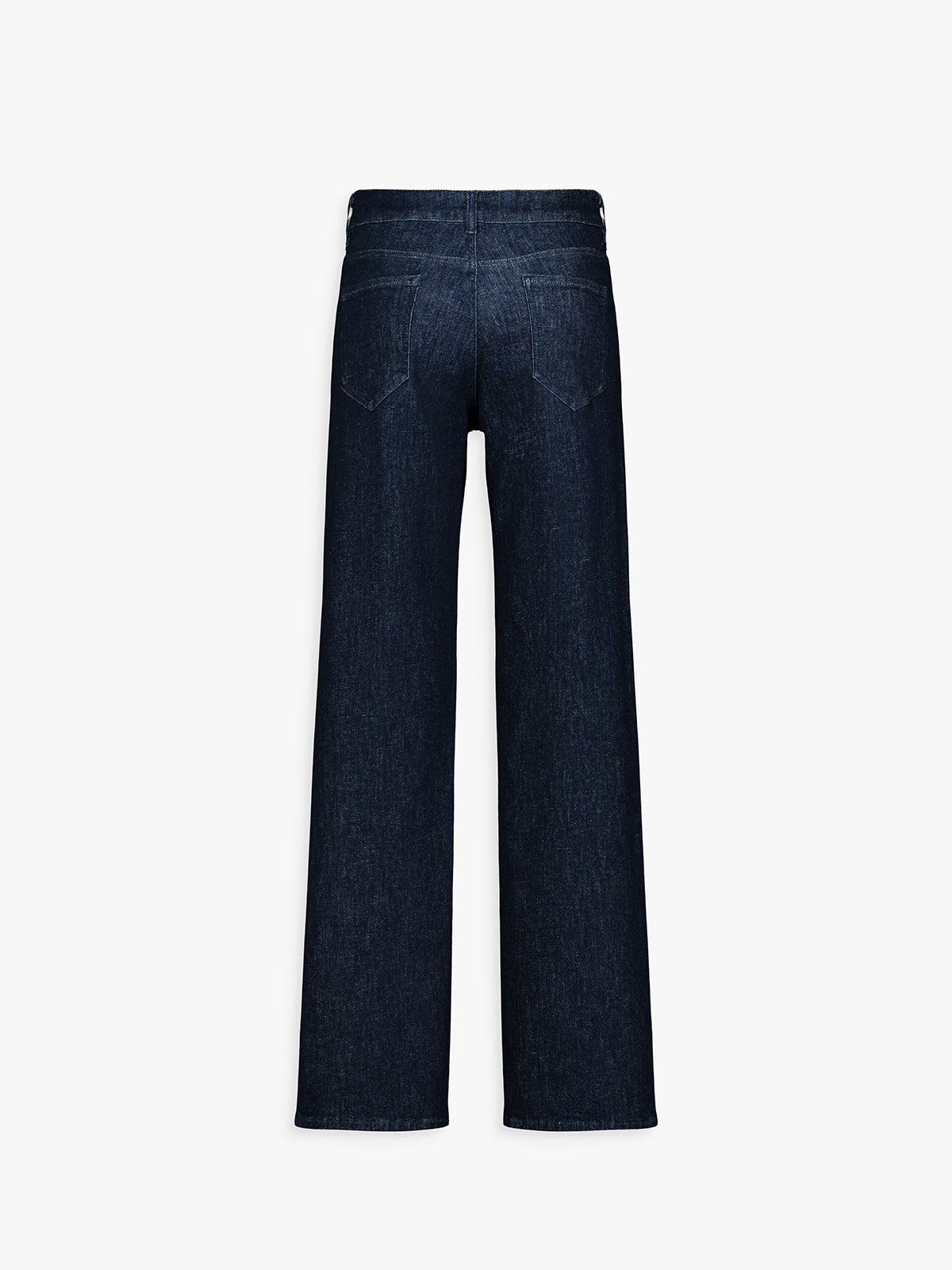 Dos du jean bleu, poches plaquées et finitions nettes.