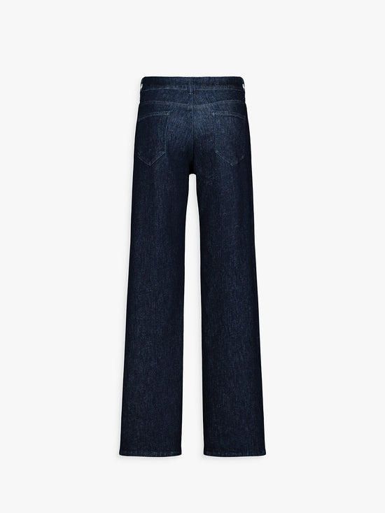 Dos du jean bleu, poches plaquées et finitions nettes.