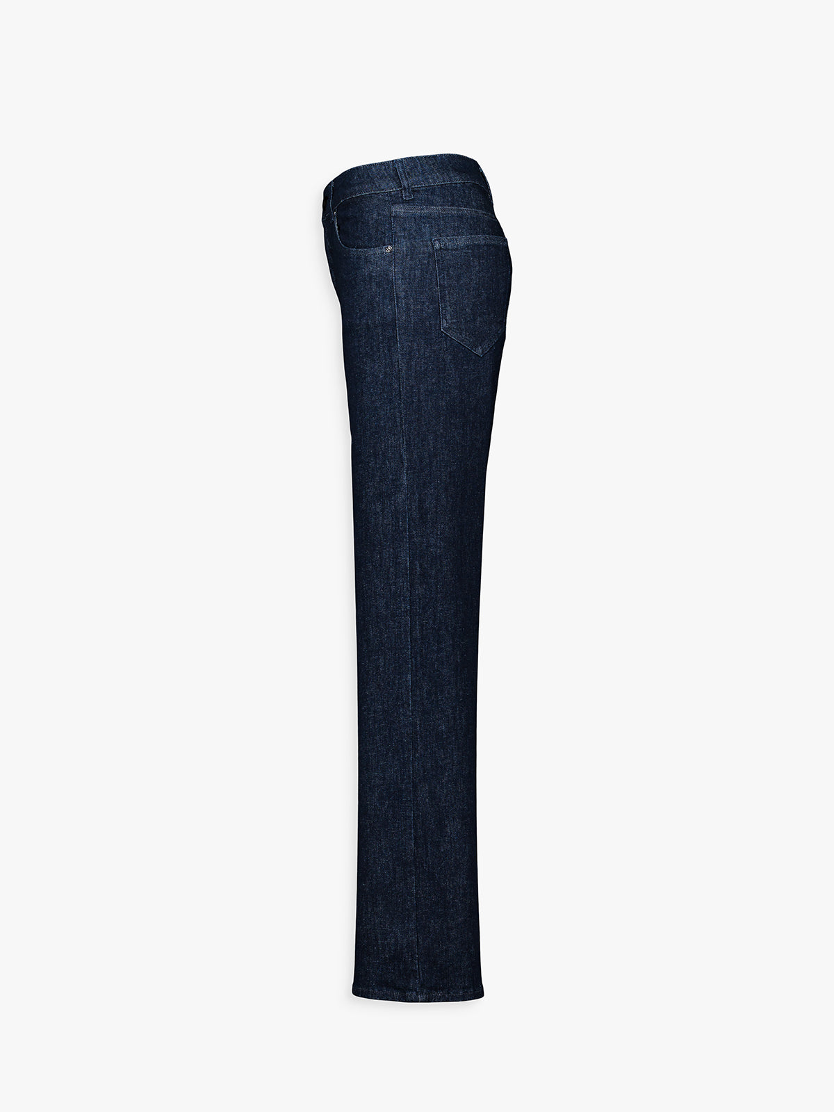 Poches avant du jean bleu avec rivets métalliques discrets.