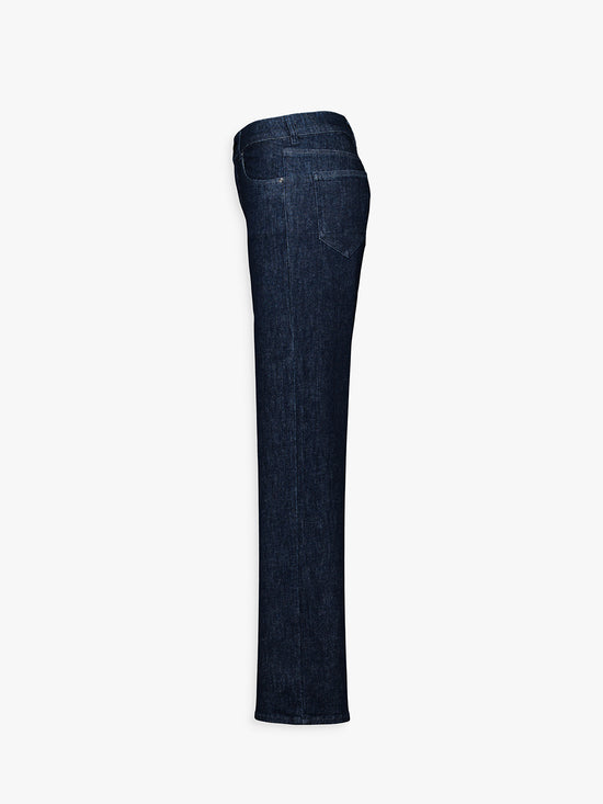 Poches avant du jean bleu avec rivets métalliques discrets.