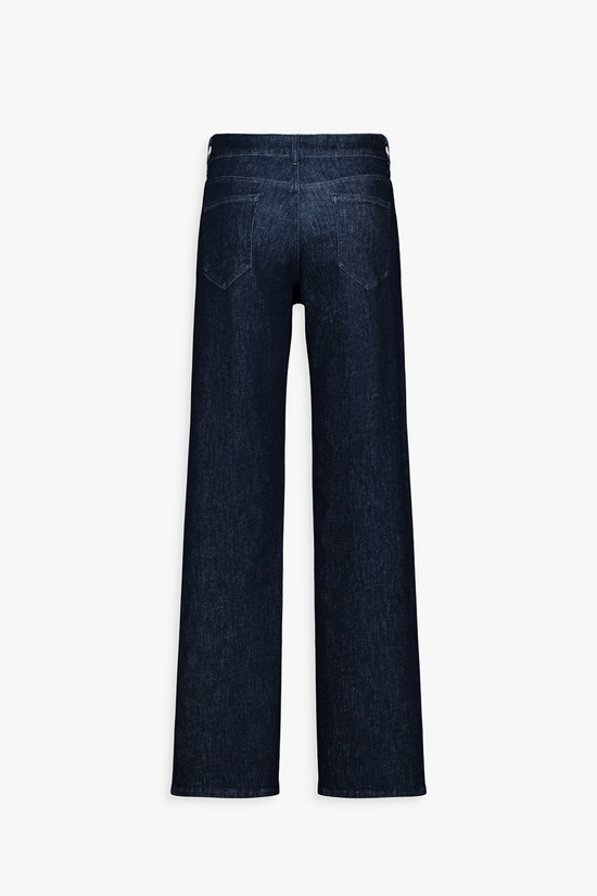 Dos du jean bleu, poches plaquées et finitions nettes.