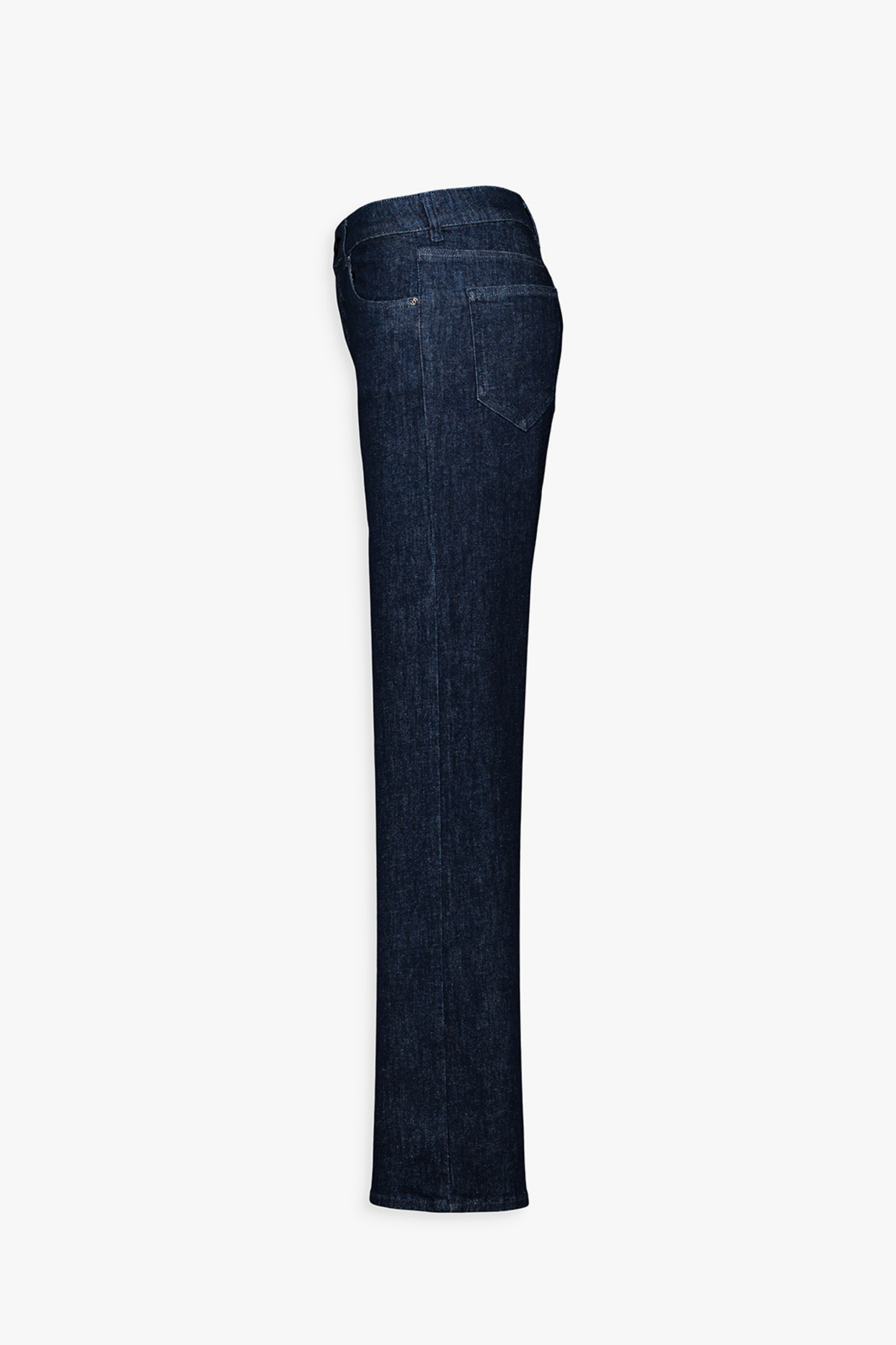 Poches avant du jean bleu avec rivets métalliques discrets.