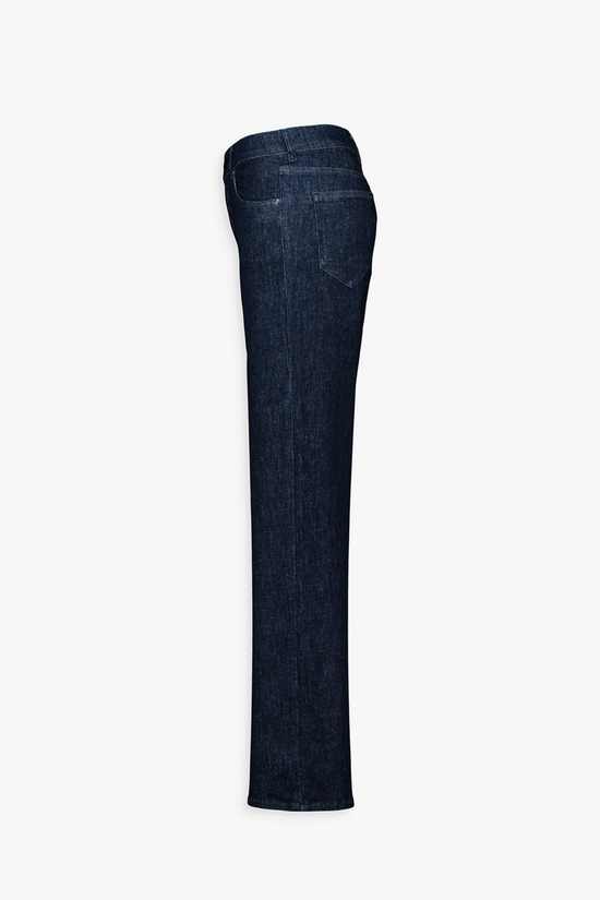 Poches avant du jean bleu avec rivets métalliques discrets.