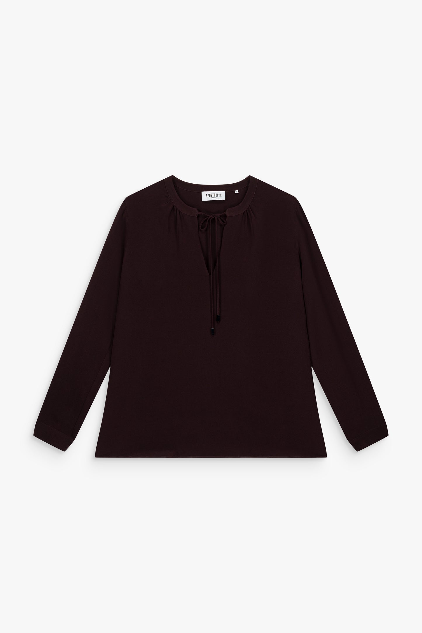 Blouse grenat en soie, coupe ample et manches longues fluides.