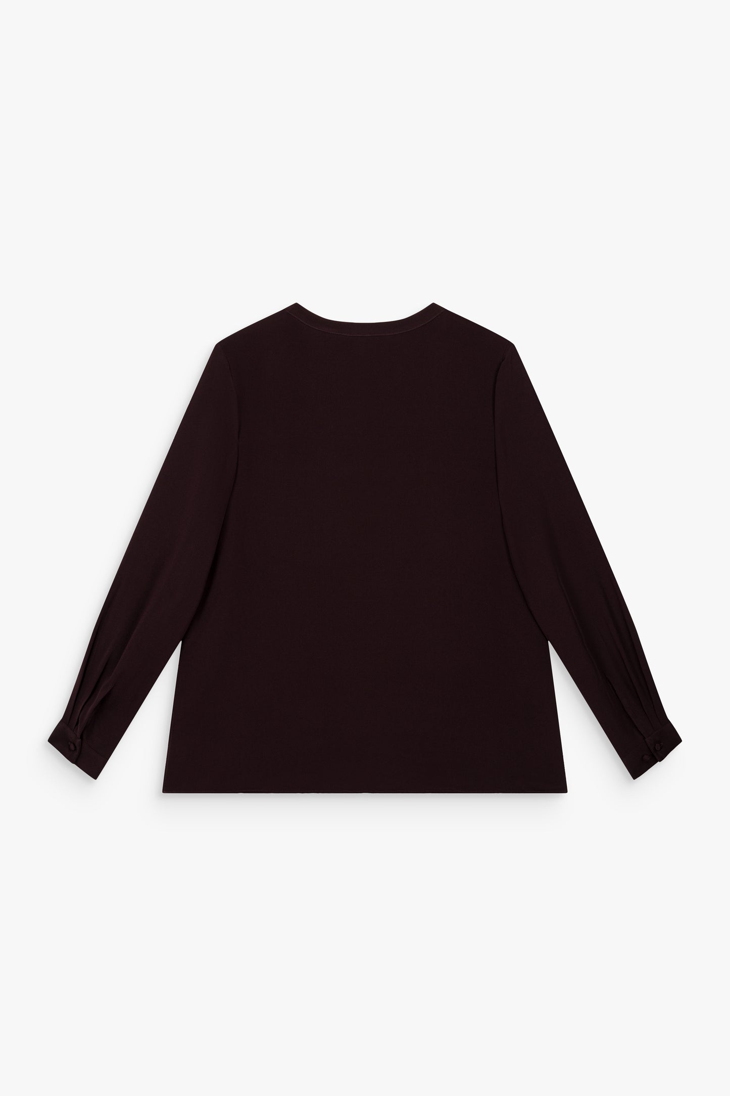 Blouse grenat en soie, élégante et légère pour un mouvement naturel.
