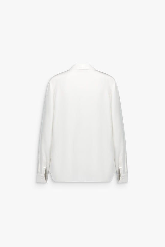 Chemise soie blanc cassé, fluidité et raffinement pour toutes occasions.