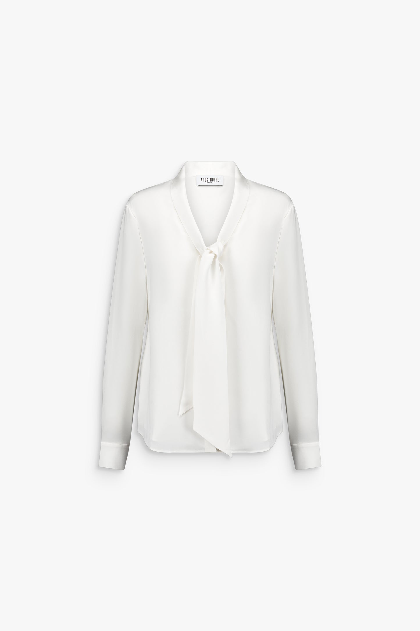 Chemise blanc cassé en soie, col lavallière noué et patte de boutonnage cachée.