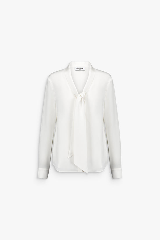 Chemise blanc cassé en soie, col lavallière noué et patte de boutonnage cachée.