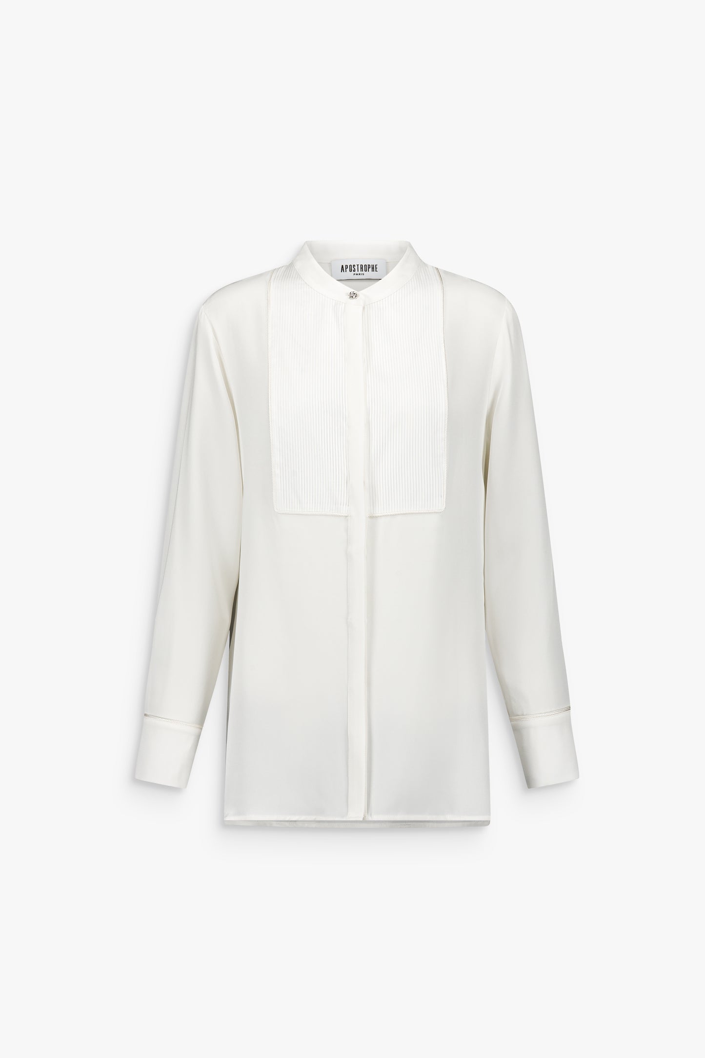 Chemise en soie blanc cassé avec plastron, coupe droite et col classique, finition fluide et raffinée.
