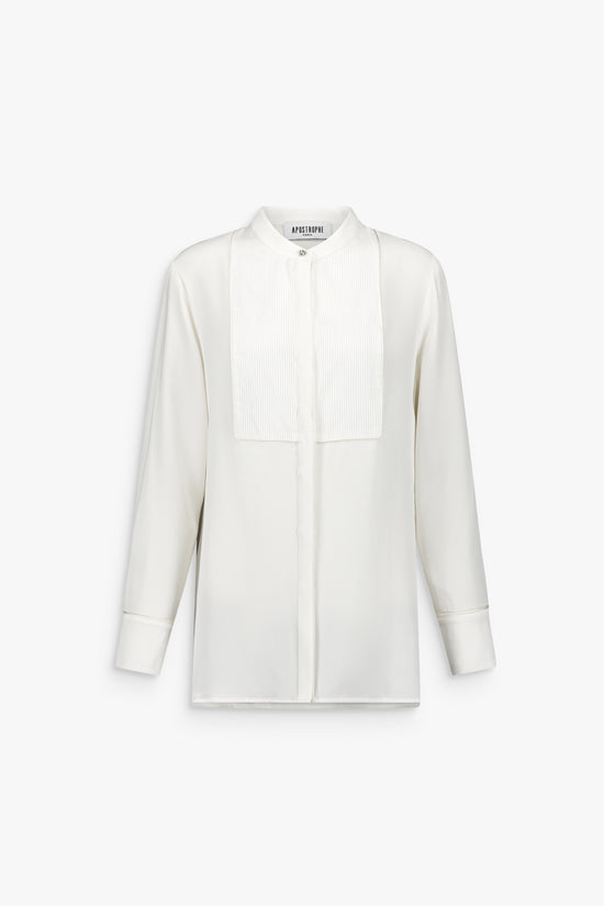 Chemise en soie blanc cassé avec plastron, coupe droite et col classique, finition fluide et raffinée.