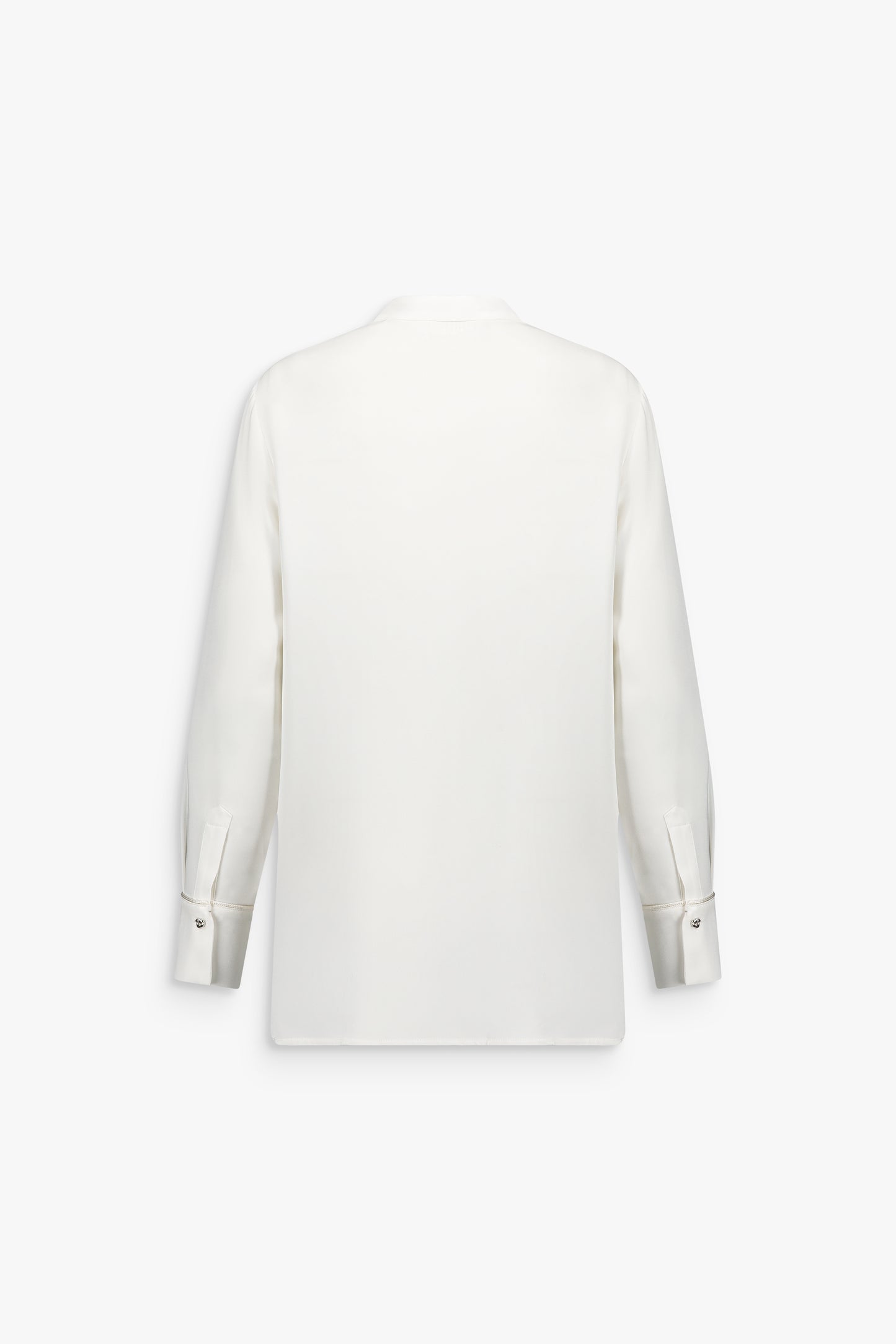 Chemise blanche cassée en soie, plastron structuré, silhouette droite et matière légère.